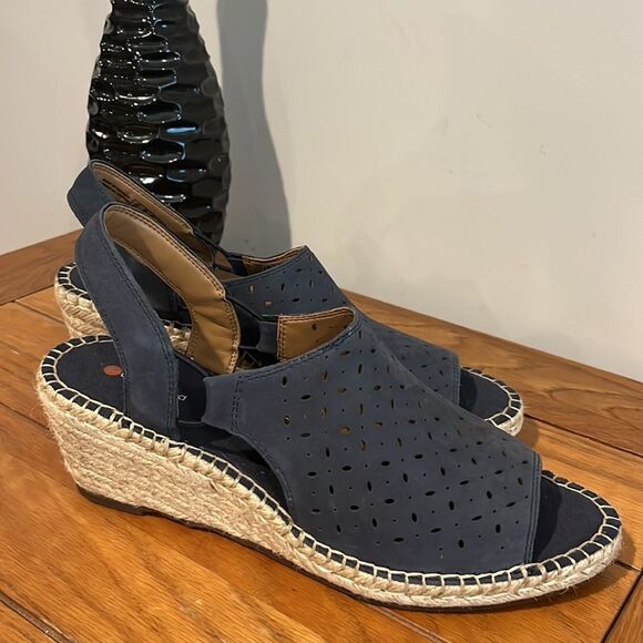 NWOT Clarks Women’s Petrine Gail Navy Nubuck Wedge size 10. - Picture 2 of 9